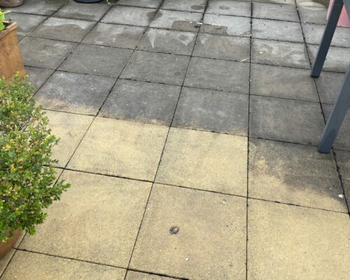 Photo de terrasse à moitié nettoyée afin de montrer AVANT et APRES nettoyage